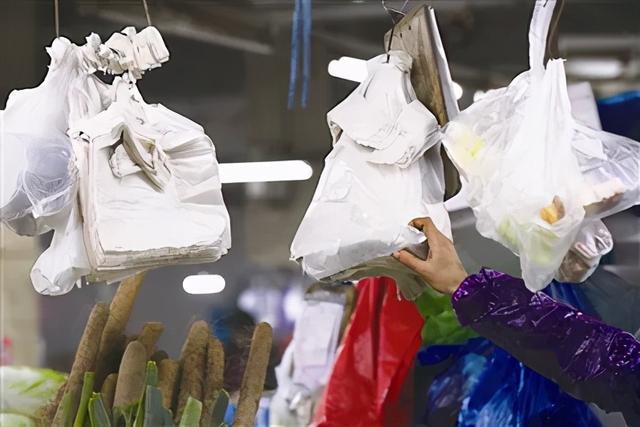儲存一次性不可降解塑料制品且拒絕整改，?？谝晃锪髌髽I被罰10萬元